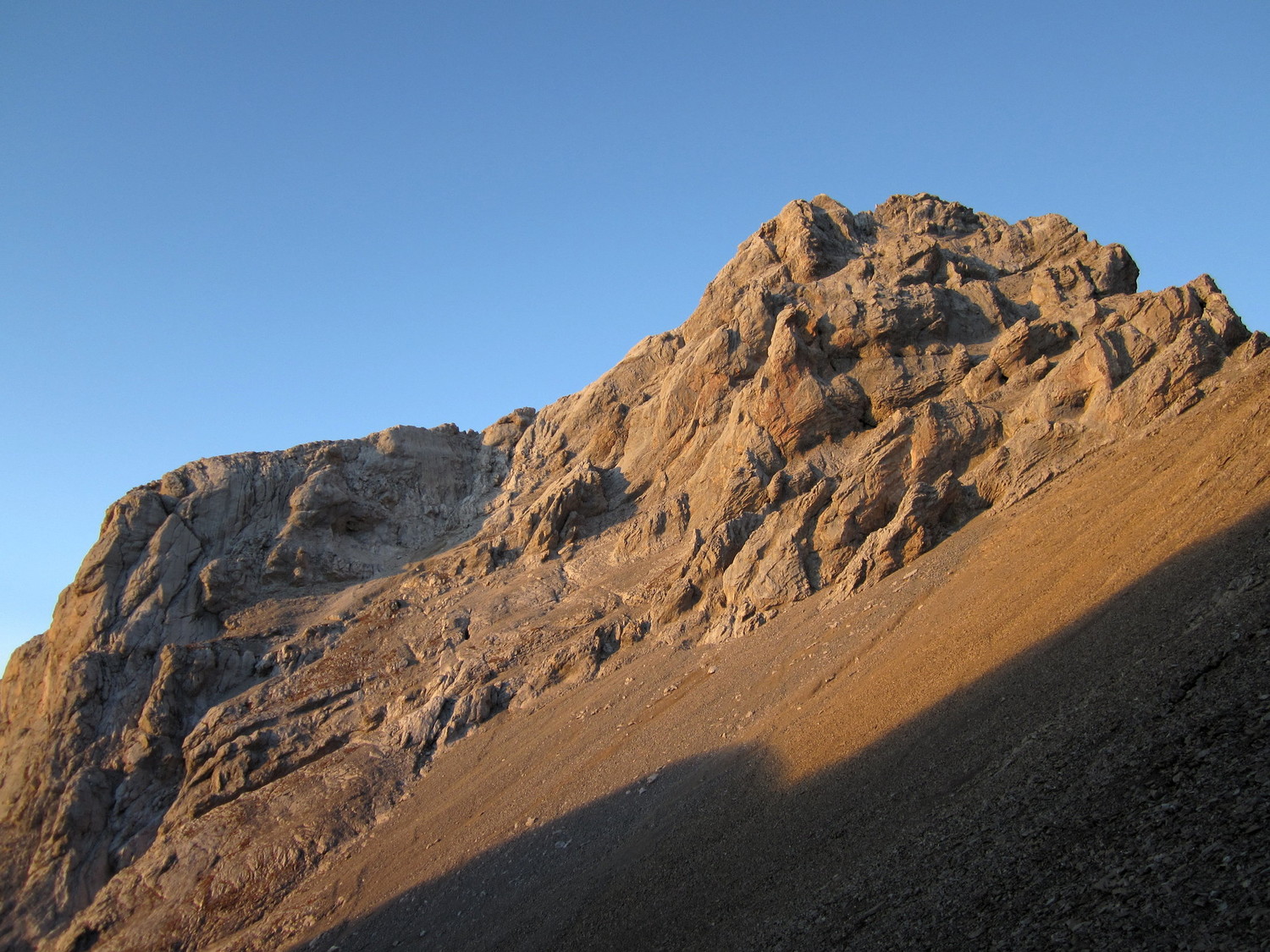 Pointe percée au soleil couchant