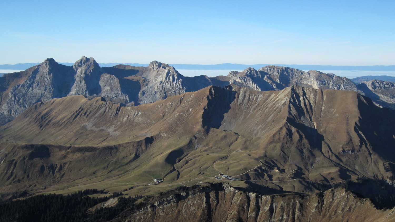 Les Aravis au-dessus de la mer de brouillard