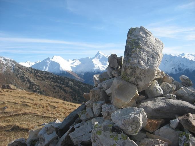 Cairn sur fond de Cerces