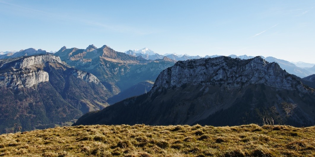 Vue vers les Aravis et le Mont-Blanc