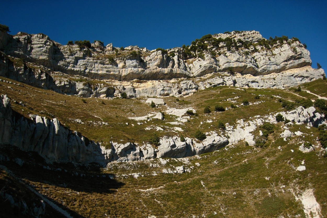 Le cirque rocheux et herbeux sous le Pas de Montbrun