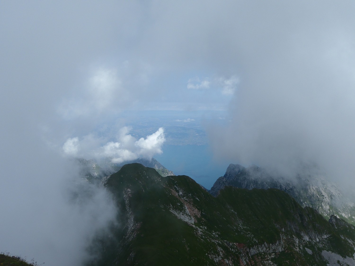 lucarne sur le léman depuis le sommet