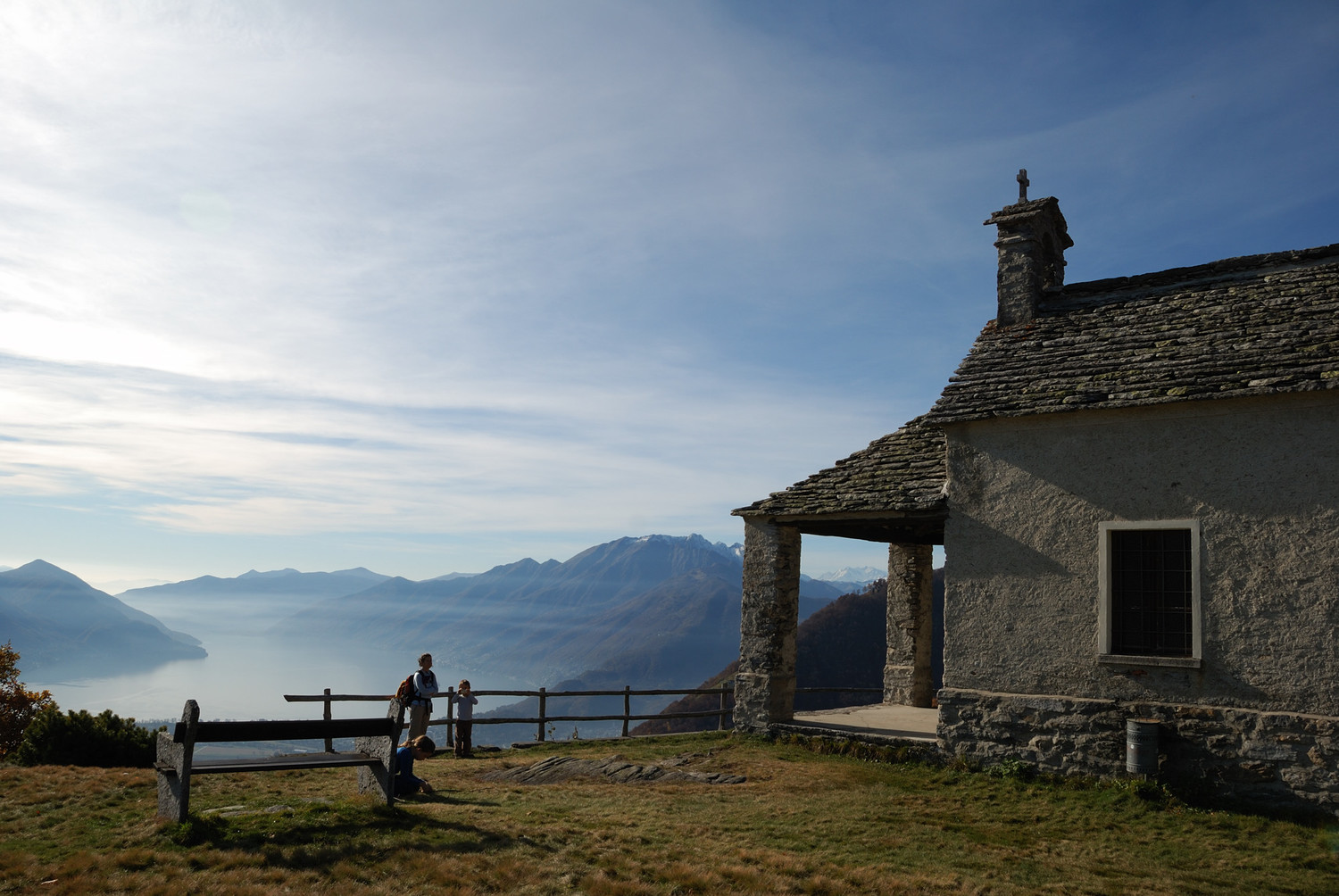 Monti di Lego et Lac Majeur. La Face Est du Mont Rose est juste visible à travers le porche de la chapelle