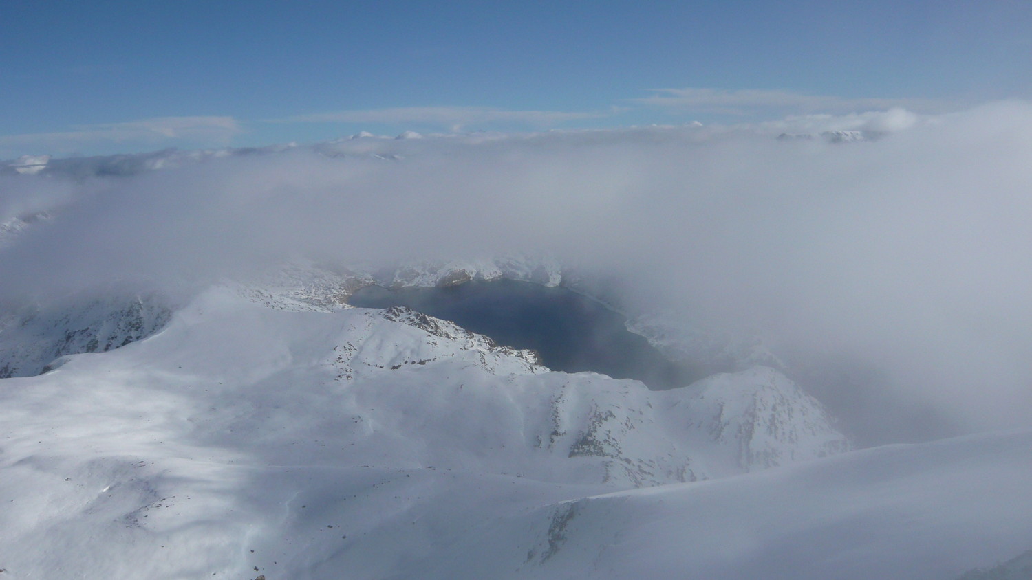 Trou dans la brume,vue sur le Lanoux