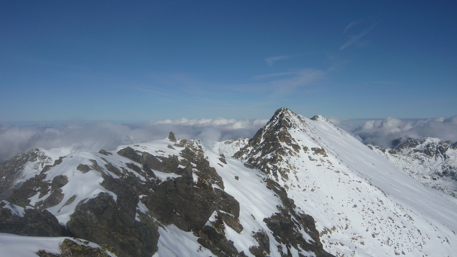 Sommet, au fond le Pedros (2842m)