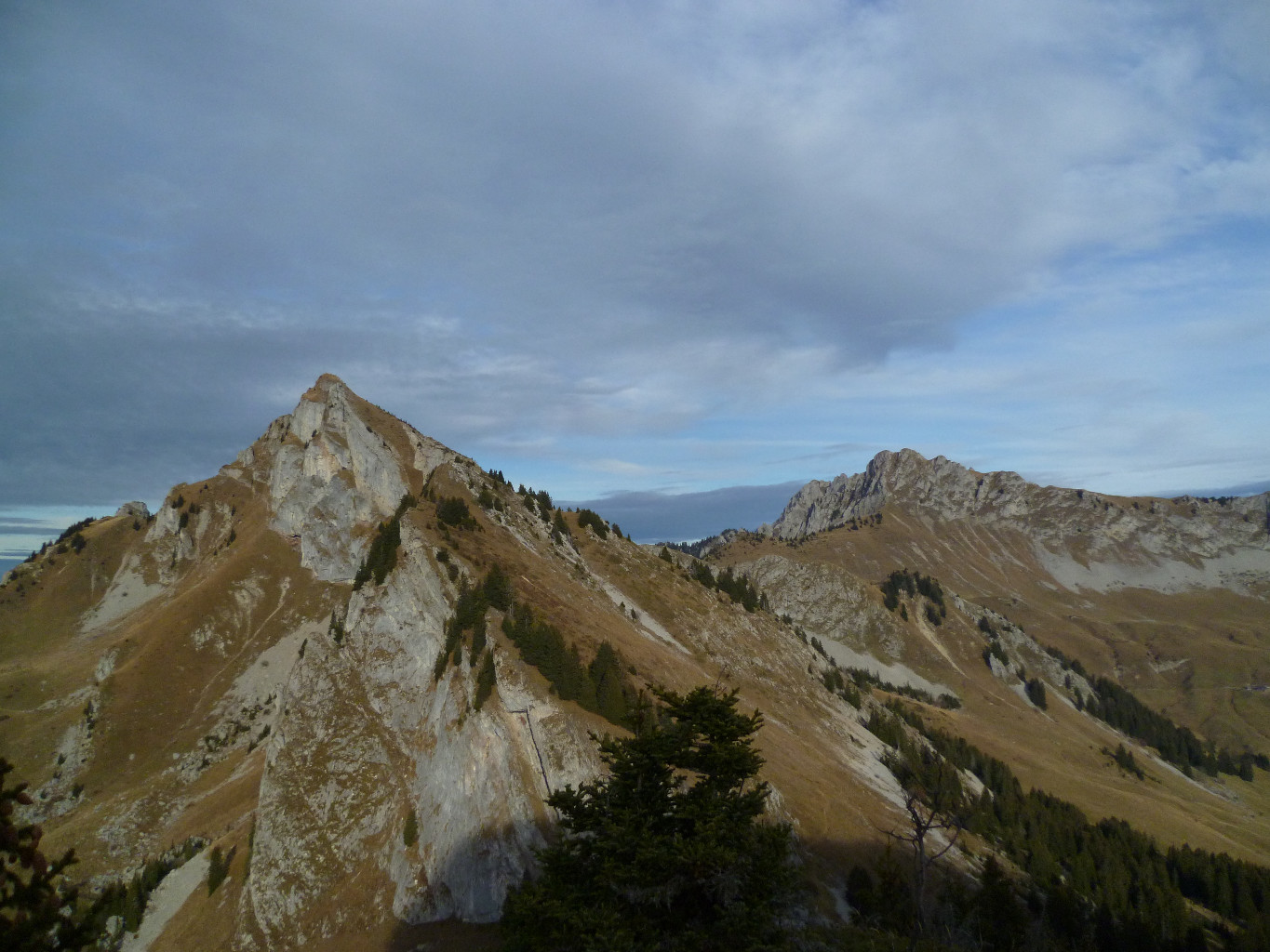 Vu du sommet sur La Haute Pointe et la Pointe de Chavasse