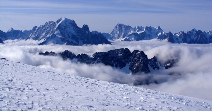 Panorama extraordinaire sur les cimes prestigieuses du massif du Mont Blanc...