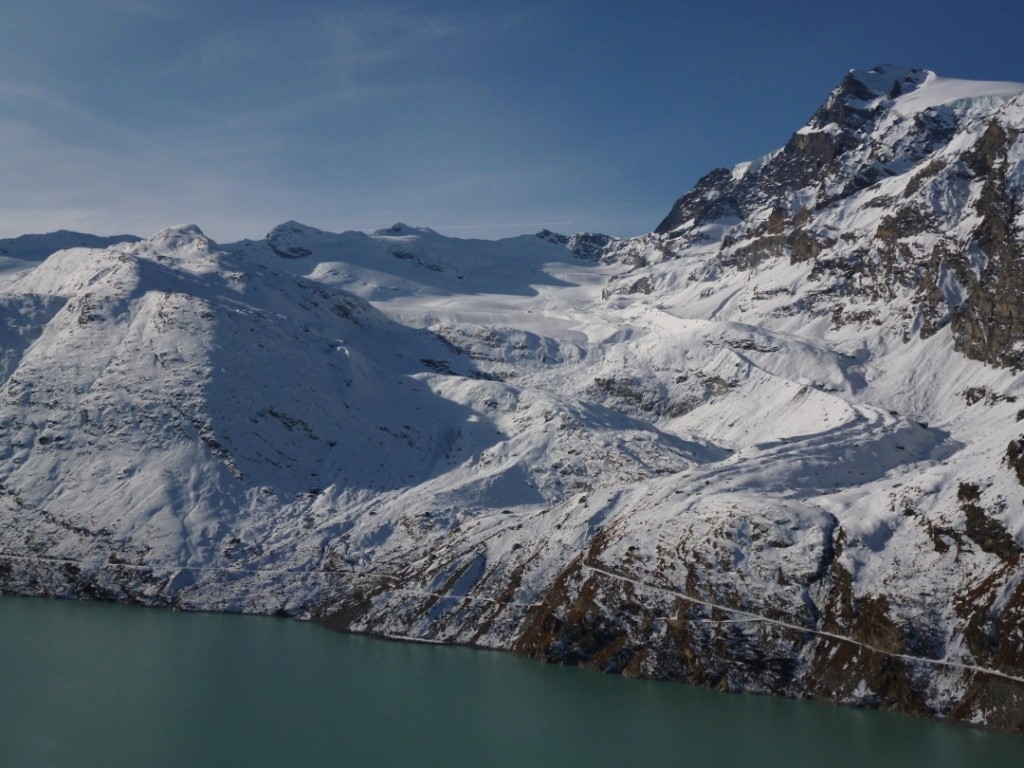 Le Strahlhorn (à droite) domine le Schwarzberggletscher et le lac de Mattmark