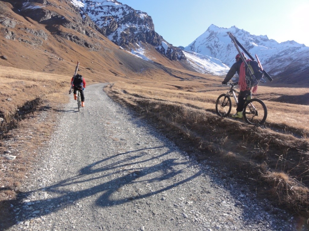 Approche du barrage de la Sassière