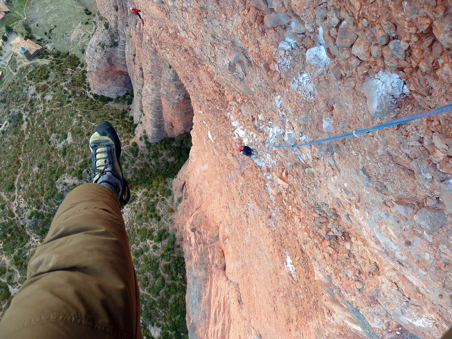 Dernière pause comptemplative dans L7 avant de sortir (la jambe est à peu près à la vertical et 230m vous contemplent !)