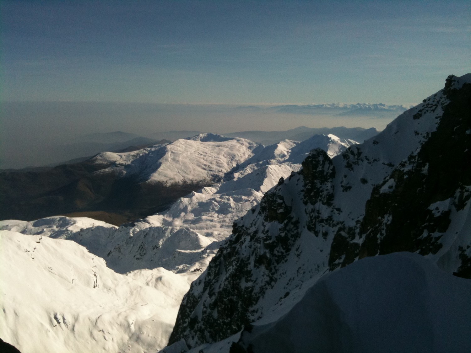 Au plus haut, on voit bien le versant italien et le Mercantour tapissés de blanc grassement.