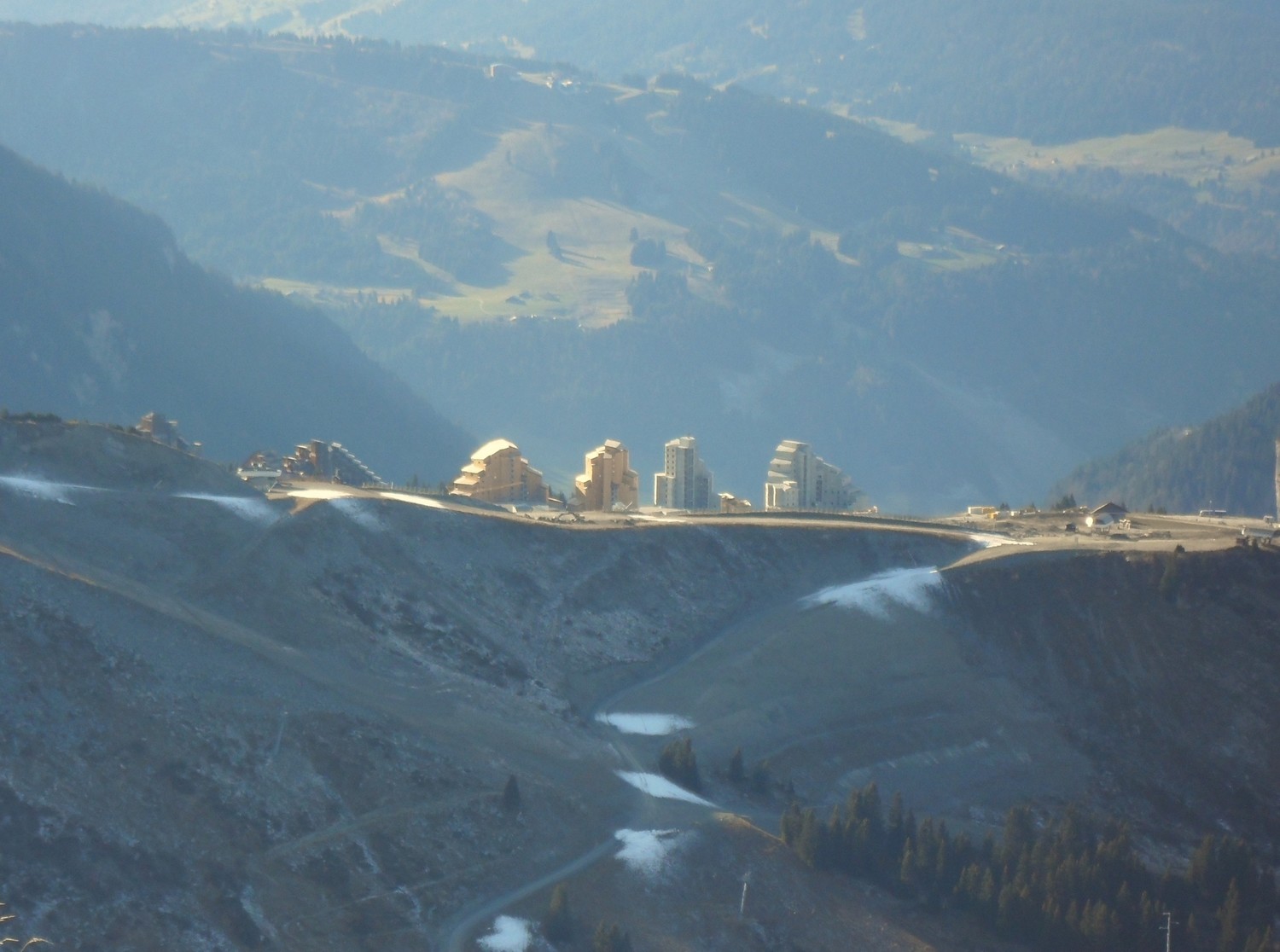 On construit des gratte-ciels maintenant sur les montagnes?
