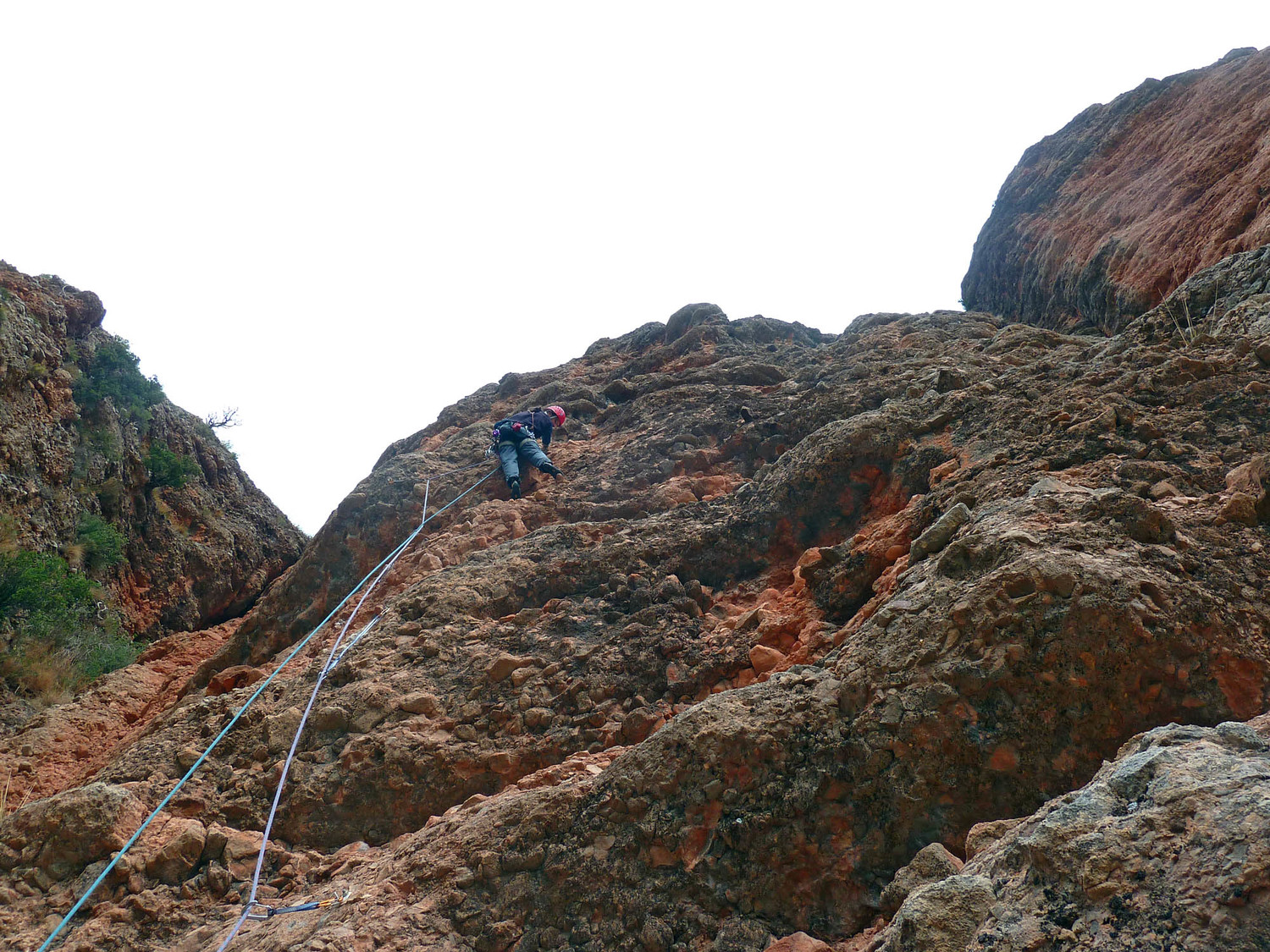 Seb dans L ?. Bref dans l'avant dernière longueur de Todo .. , au niveau du pas en 6b