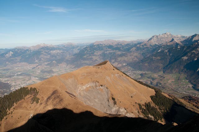 Au loin la dent de Valerette, vue depuis la dent de Valère. Au fond, les Diablerets