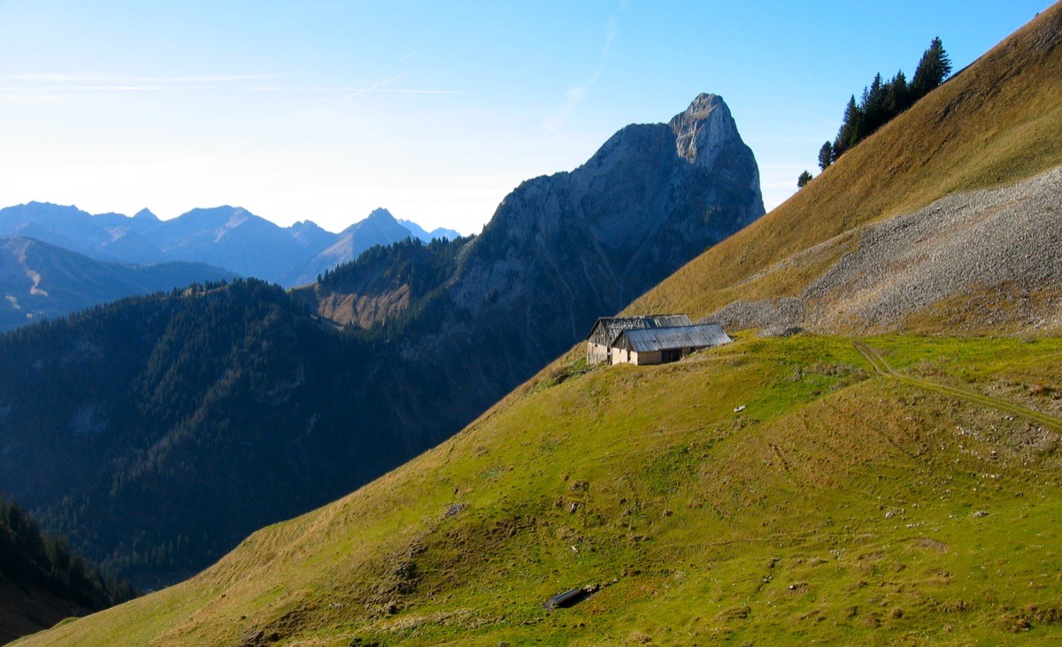 Chalets de Toper devant le Mont Chauffé