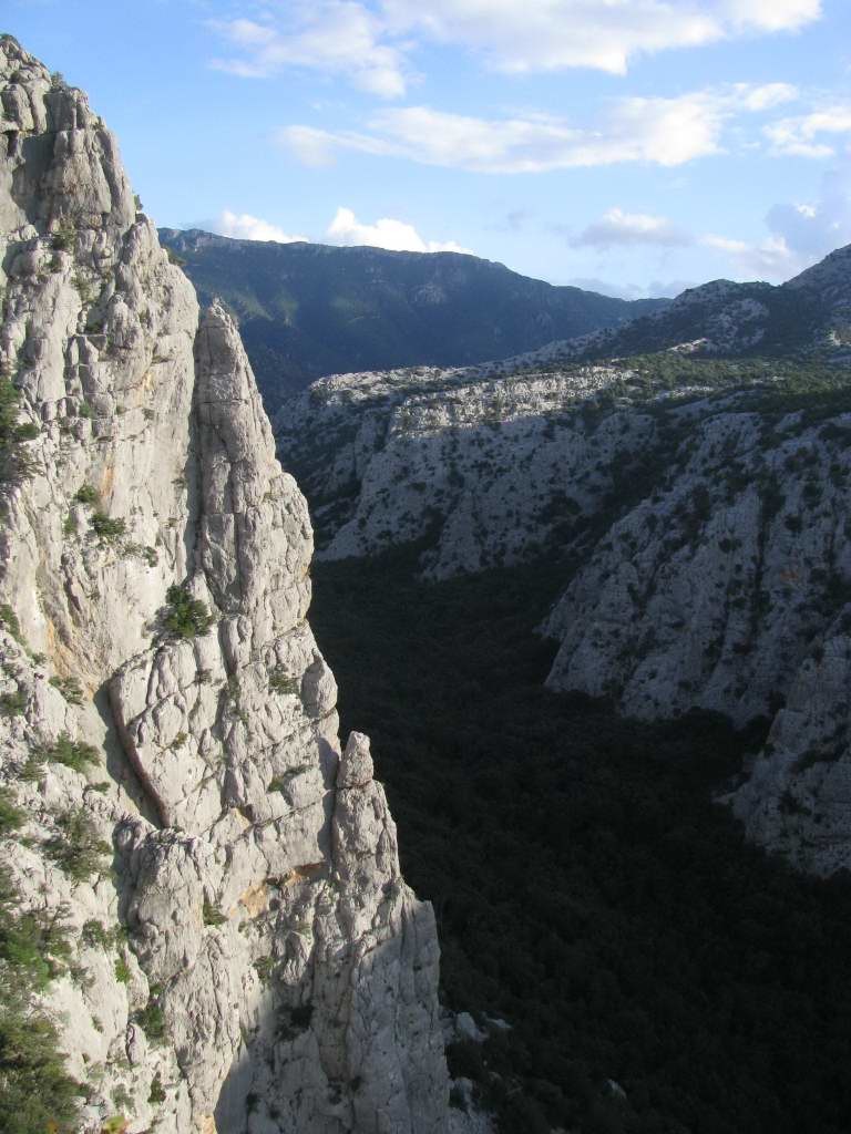 Surtana, une vallée bordée de falaises en guise de col