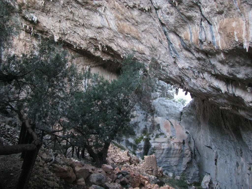 l'intérieur de Tiscali et ses ruines humaines
