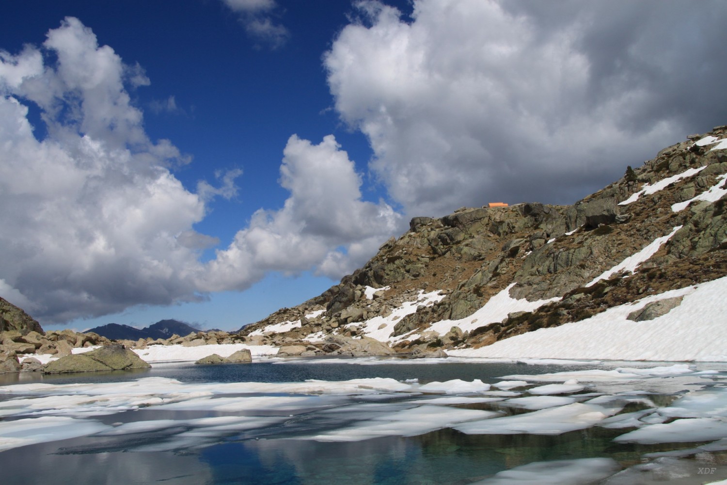le refuge au printemps, perché sur son tas de cailloux