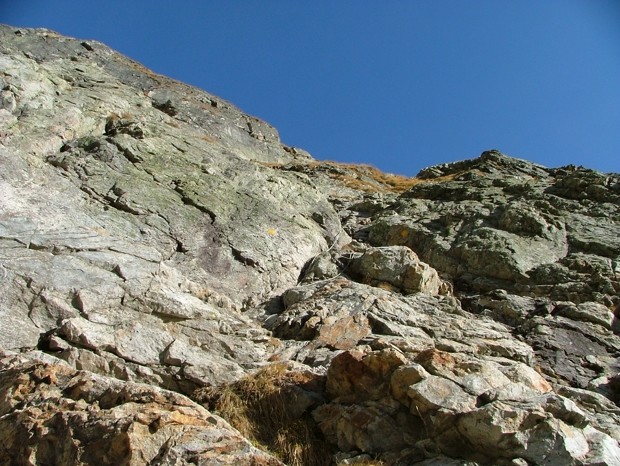 Accès au bivouac de Fébrouze (balisage "points jaunes" et cordes fixes), les mains sont indispensables pour grimper !