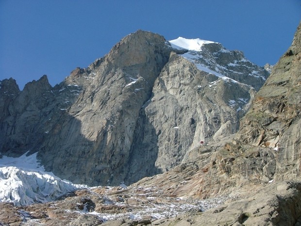 Bivouac Gervasutti en vue !... sur son éperon rocheux avec la paroi E des Petites Jorasses