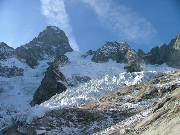 Cette traversée de moraines irrégulièrement enneigée va bien nous casser les pattes... Grandes Jorasses (versant E), col et Pte des Hirondelles