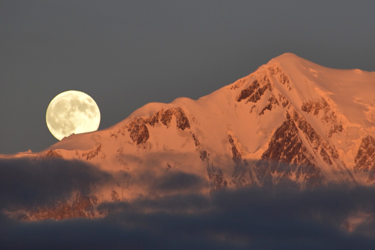 La Lune séjourne au refuge Vallot