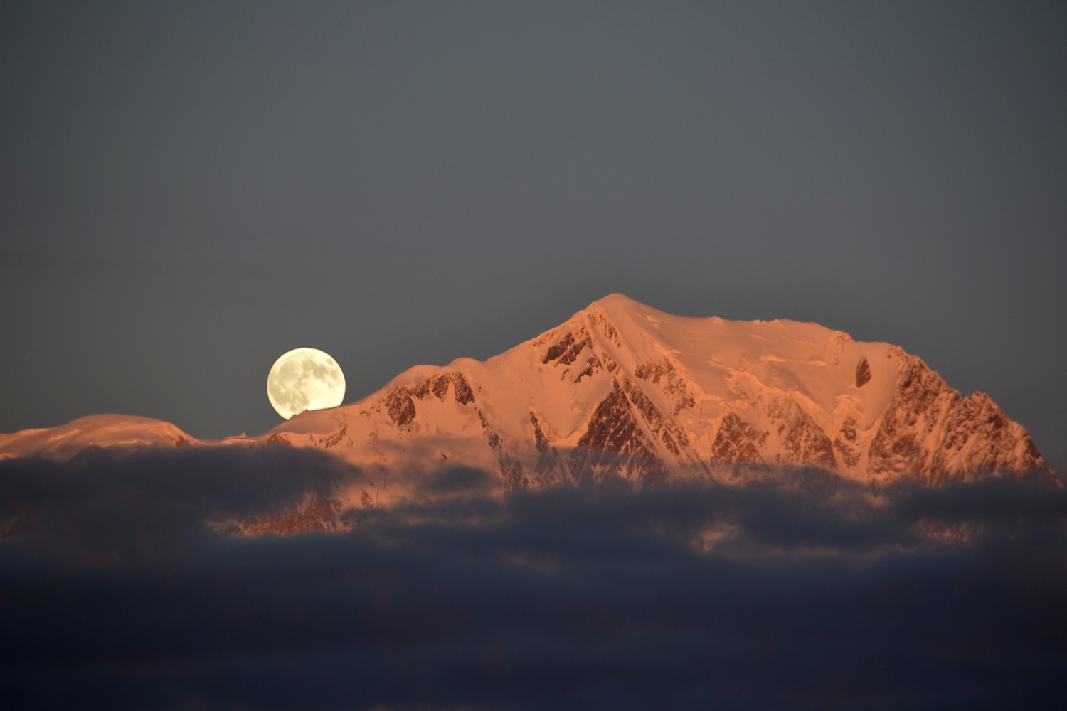 La Lune séjourne au refuge Vallot (Mont Blanc)