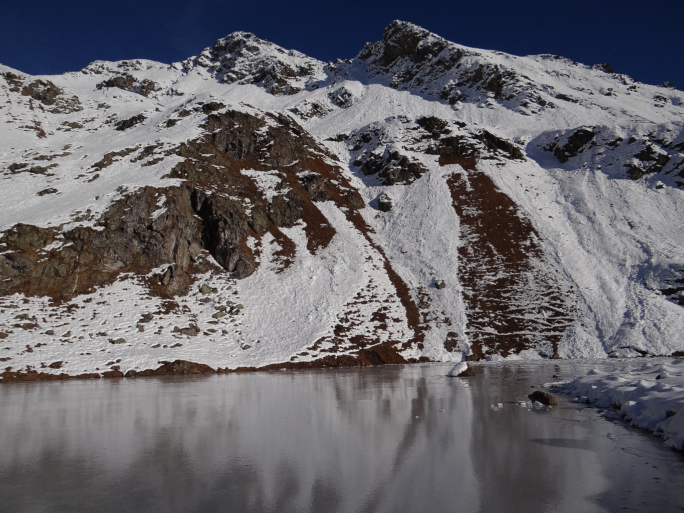 Lac Leysser et le mont Rouge en arrière plan