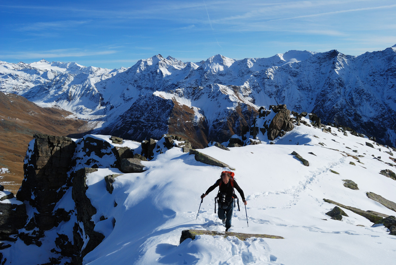 Arrivo in cima al Corno di Boero, sullo sfondo le cime della Valle di Rezzalo
