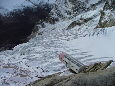 Bivouac Gervasutti perché au dessus du glacier de Fébrouze et du val Ferret Bivouac Gervasutti perché au dessus du glacier de Fébrouze et du val Ferret