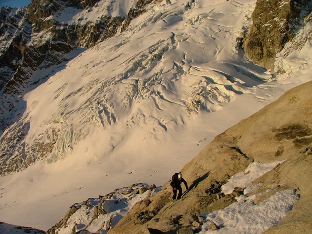 montée vers le glacier de Fébrouze au dessus du bivouac Gervasutti et derniers rayons de soleil avant l'arrivée des nuages