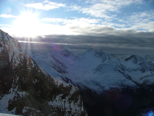 les nuages franchissent le val Ferret ...