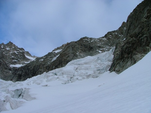 Glacier de Fébrouze, après le 1° chaos il va y avoir le 2° à franchir ... Vue sur le 1° passage rocheux de la VN de l'aiguille de Leschaux