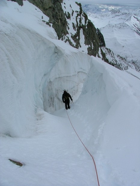 glacier de Fébrouze, Romaric s'engage dans la seule crevasse qui nous permettra de pénétrer le chaos médian