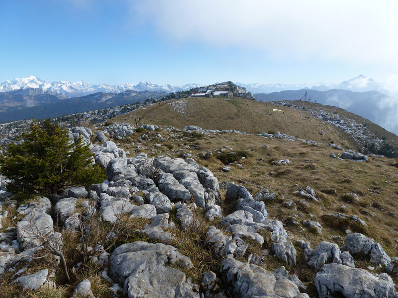 le refuge du Parmelan depuis la Tête du Parmelan avec le Mont Blanc et la Tournette comme toile de fond