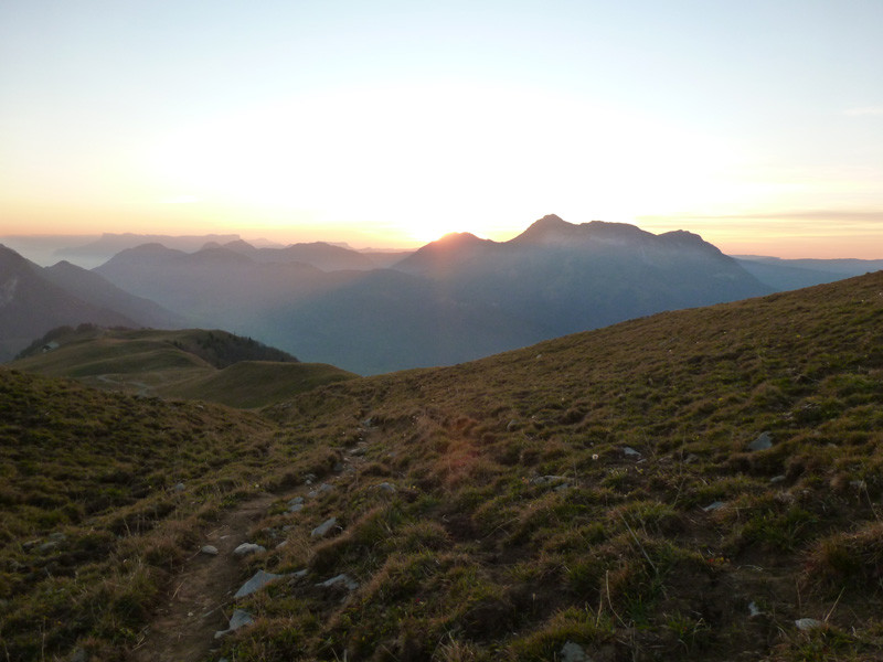 coucher de soleil sur le Mont Colombier en montant au Plan de la Limace