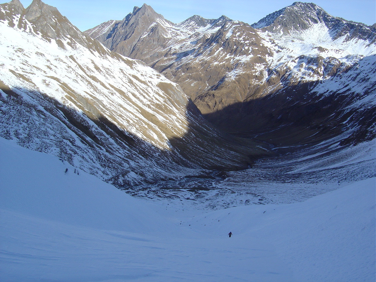 De la vraie neige cette fois en remontant la moraine des Angroniettes.
