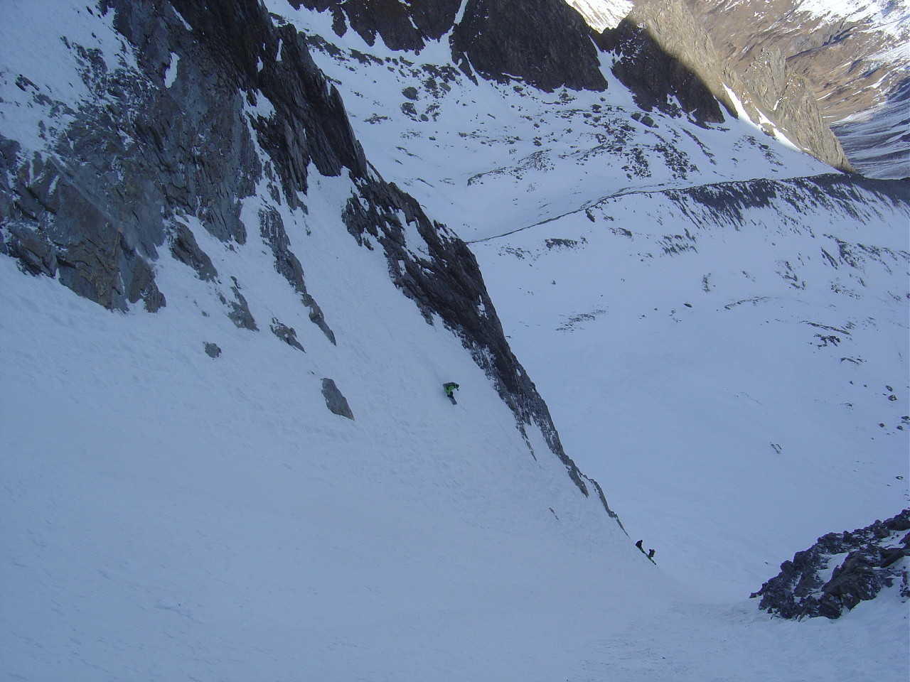Bordures en vieille poudre, fond du couloir en neige dure.