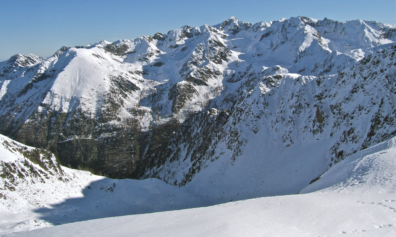 Vue sur les sommets dominants le refuge Malinvern.