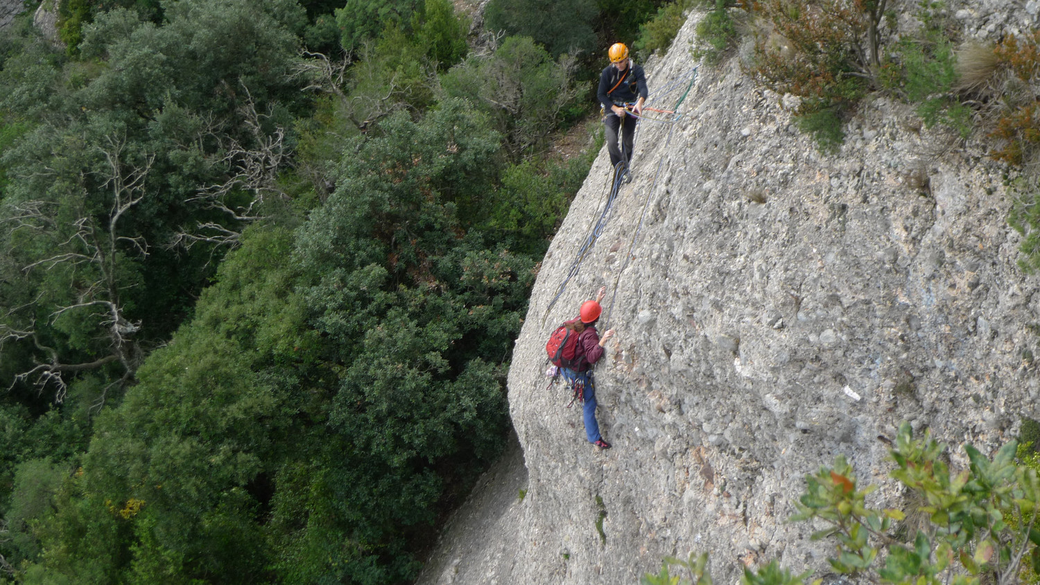 Pas de V+ al 3r llarg . Via del Camí de l'Alzina