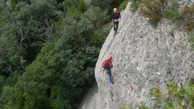 Pas de V+ al 3r llarg . Via del Camí de l'Alzina Pas de V+ al 3r llarg . Via del Camí de l'Alzina