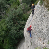Pas de V+ al 3r llarg . Via del Camí de l'Alzina