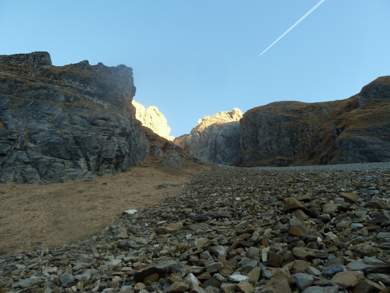 A droite du lac de la Vogealle, le pierrier qui permet d'accéder au col du Trou