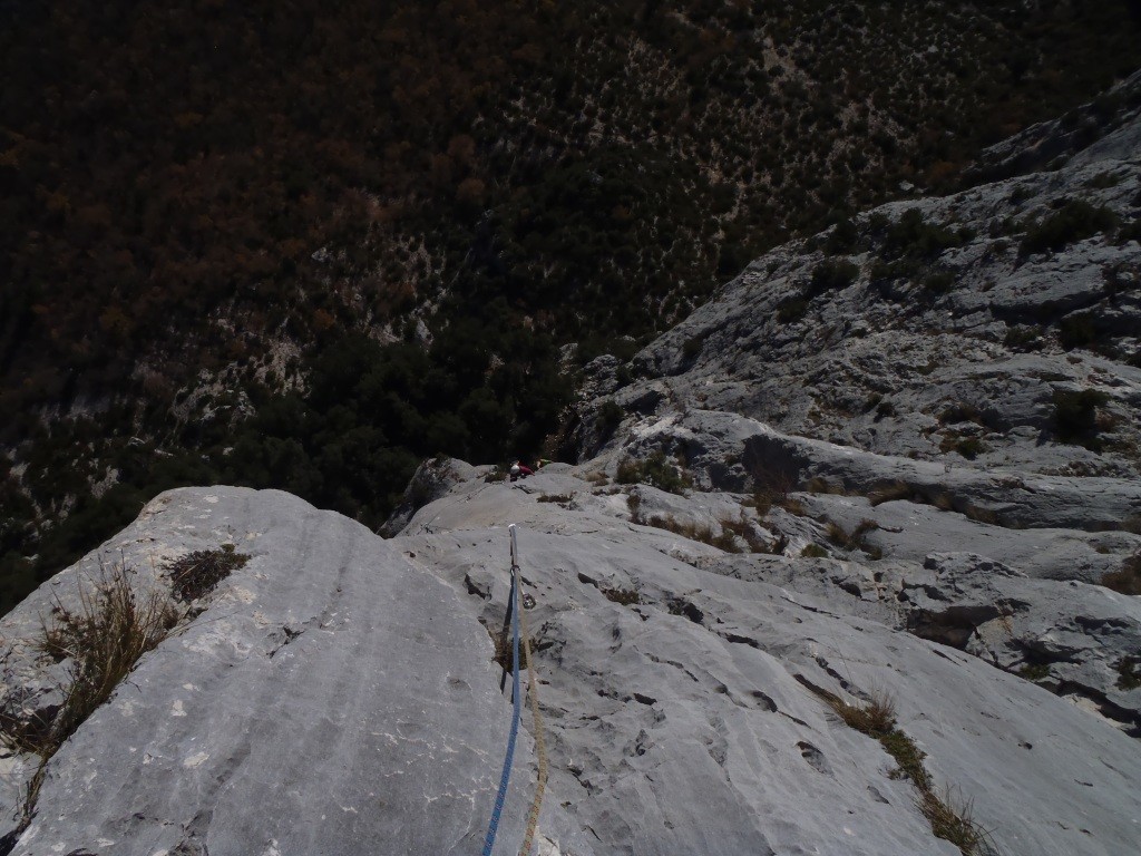Sandra dans la traversée en 6b+ avant de rejoindre une fissure maline