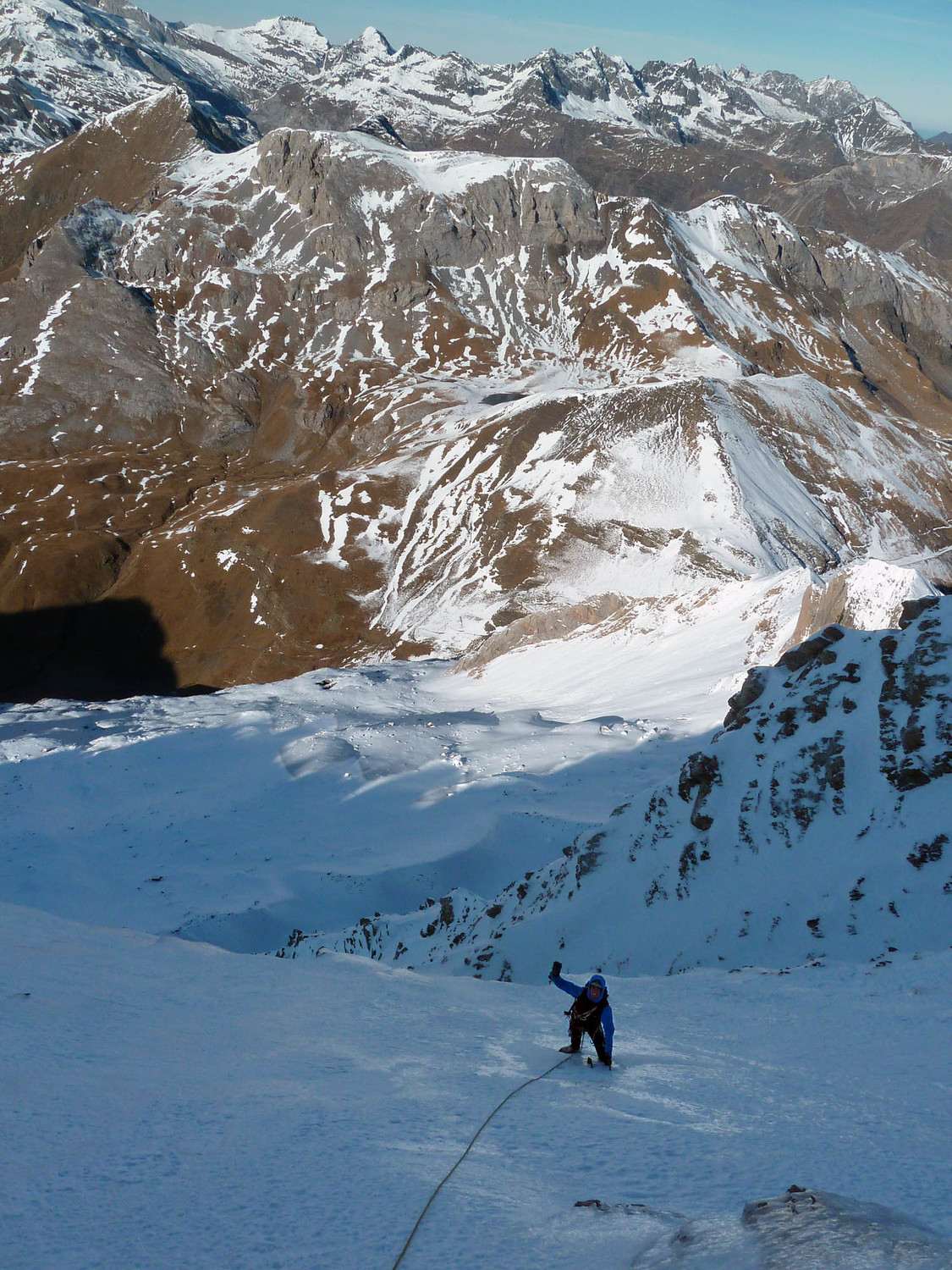 Pente de neige après un ressaut vertical en glace (le seul véritable de la voie) (L9)