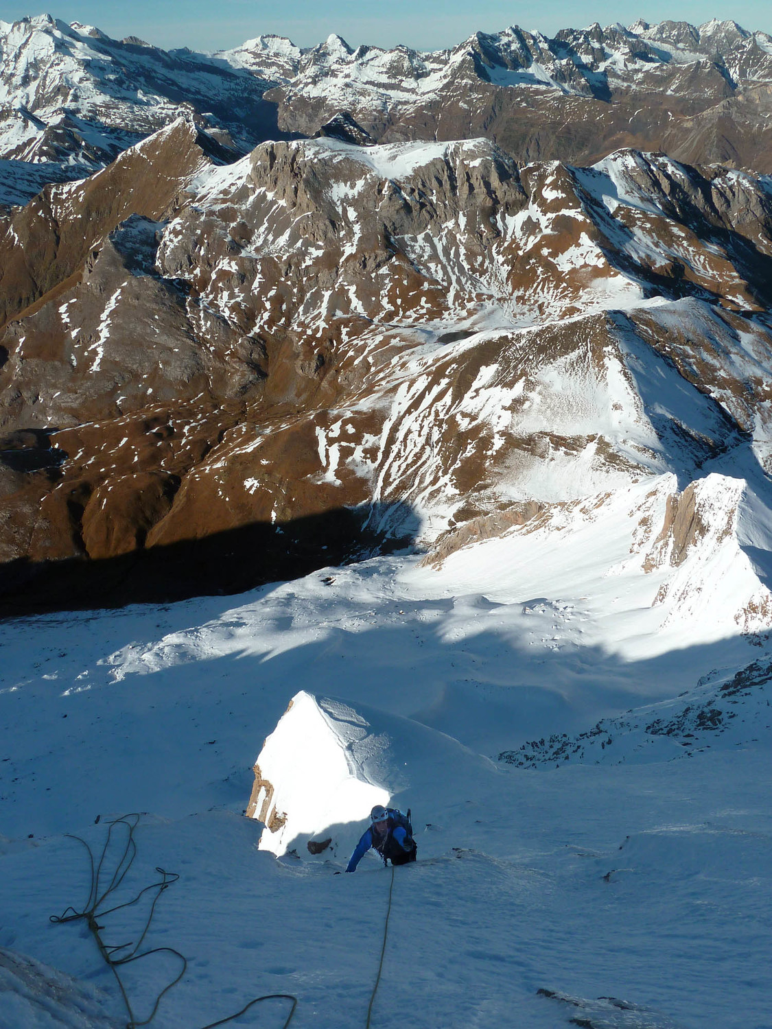 Sortie de la goulotte au-dessus du gros bloc caractéristique. 500m vous saluent ! (L11)