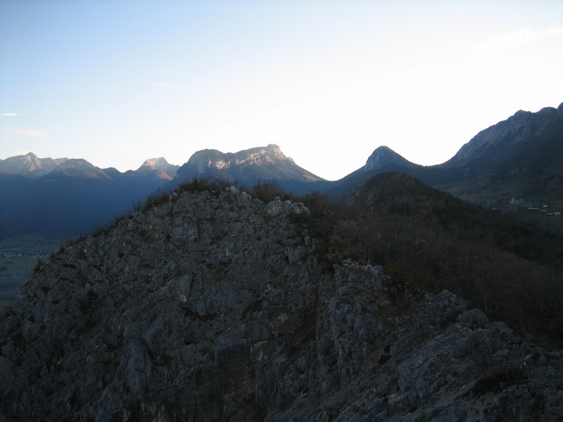 Au centre et au fond la Montagne du Charbon et Banc Plat avec à leur pied à droite le Col de Bornette. Et à l'extrême droite, le Roc des Boeufs.
