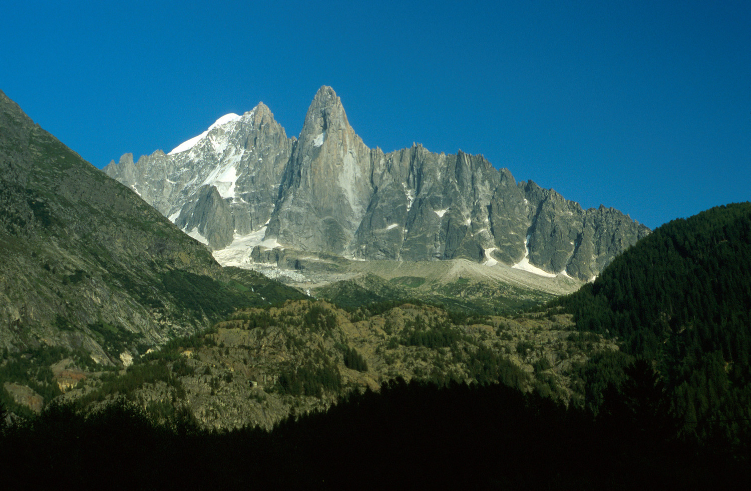 Aiguilles Verte et du Dru, avec au premier plan la trace du glacier
