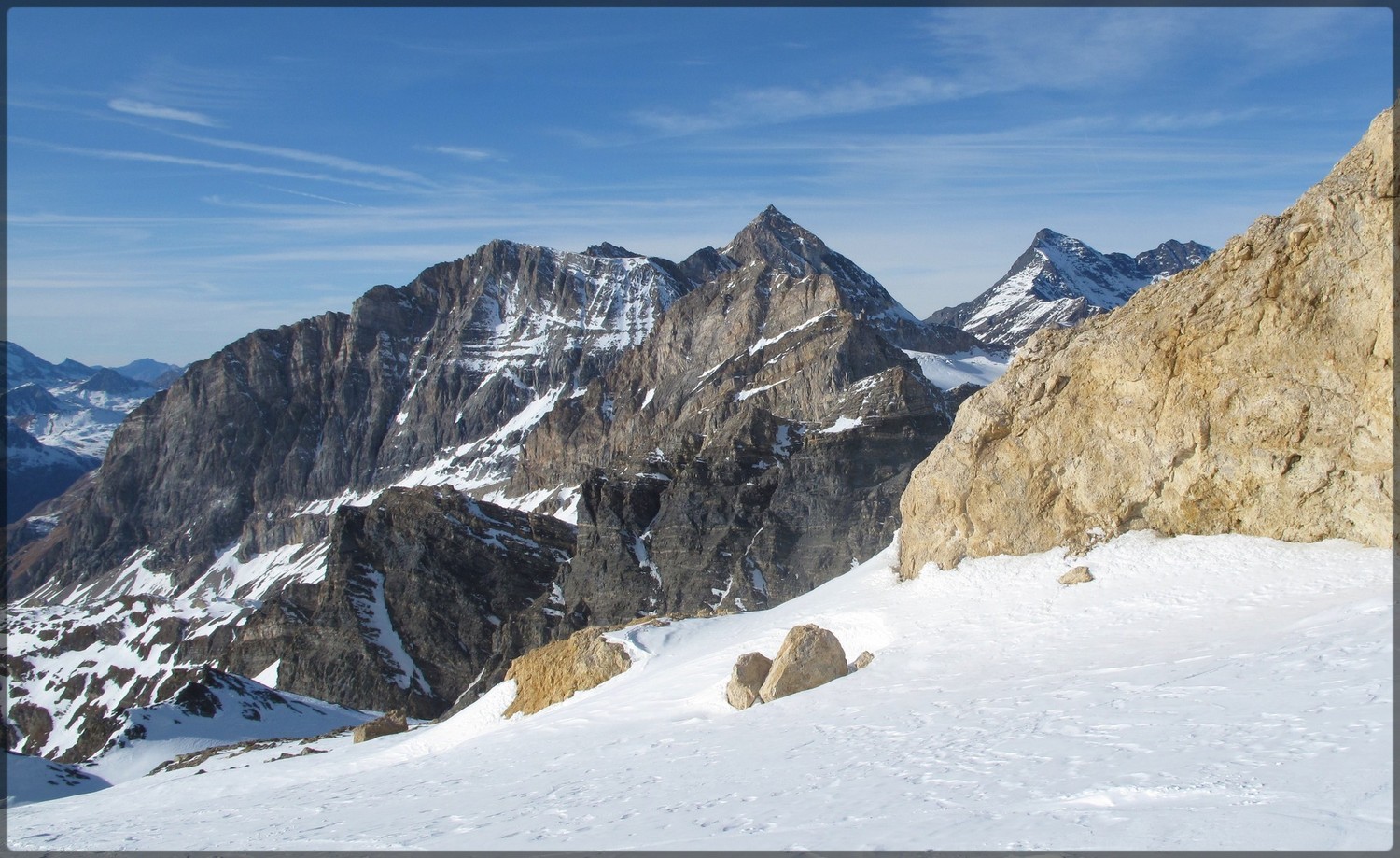 Descente face à la Tsanteleina et la Sassière