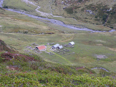 Chalets de Villy en arrivant par le chemin des Grands Plans sous les Frêtes de Villy Chalets de Villy en arrivant par le chemin des Grands Plans sous les Frêtes de Villy